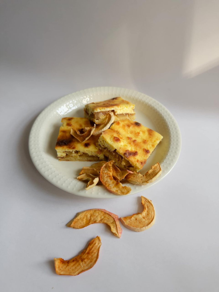 Õuna-kohupiimakook mandlipõhjal